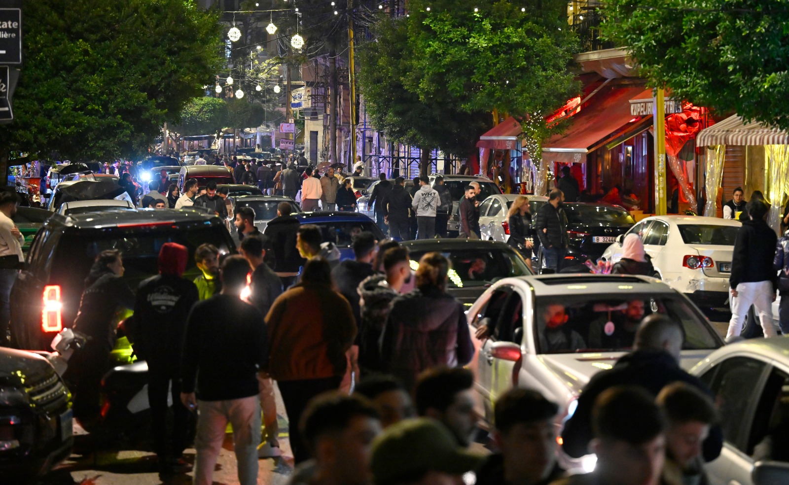 ليلة رأس السنة في مار مخايل والجميزة أجواء صاخبة وأمل بعام أفضل